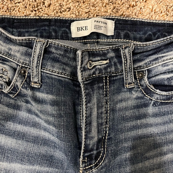 BKE Women's Payton Mid Rise, Regular length Boot Cut Jeans in Dark Blue - Picture 4 of 4